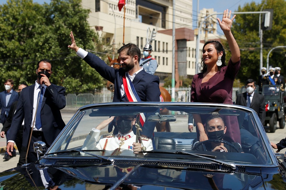 Gabriel Boric, novo presidente do Chile, desfila em carro aberto em Valparaíso — Foto: Pablo Sanhueza/Reuters