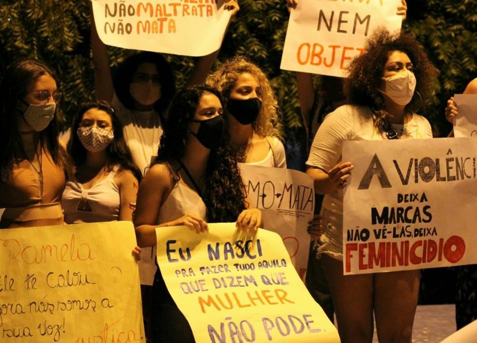 Mulheres realizam um memorial em praça pública em homenagem às vítimas de feminicídio. — Foto: Coletivo Mulheres a Bessa