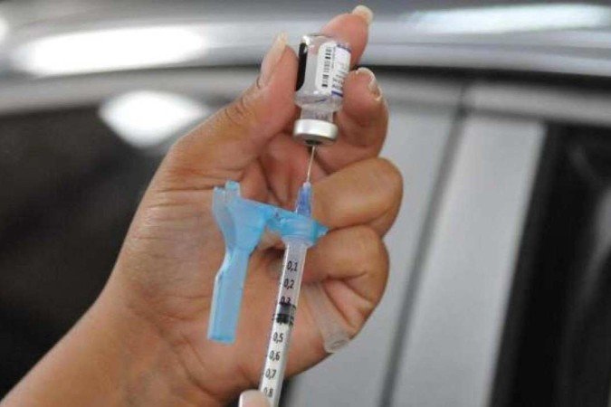 Após erros, vacinação contra Covid-19 é retomada em Lucena nesta segunda