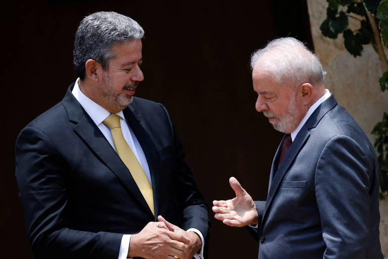 Lira (esq.) e Lula em encontro em Brasília