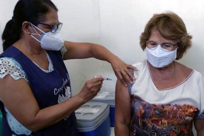 senadora_nilda_gondim_vacinada_covid-19
