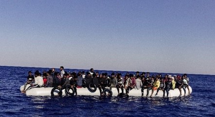 imigrantes-em-bote-na-costa-da-italia-24072022200533842