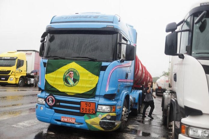 Foto del martes de camiones estacionados mientras los partidarios del presidente de Brasil Jair Bolsonaro, principalmente camioneros, bloquean una carretera durante una protesta por la derrota de Bolsonaro en la segunda vuelta de las elecciones presidencia