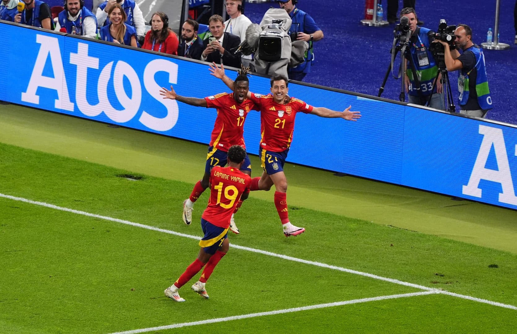Junto de Nico Williams e Yamal, Oyarzabal comemora gol do título espanhol